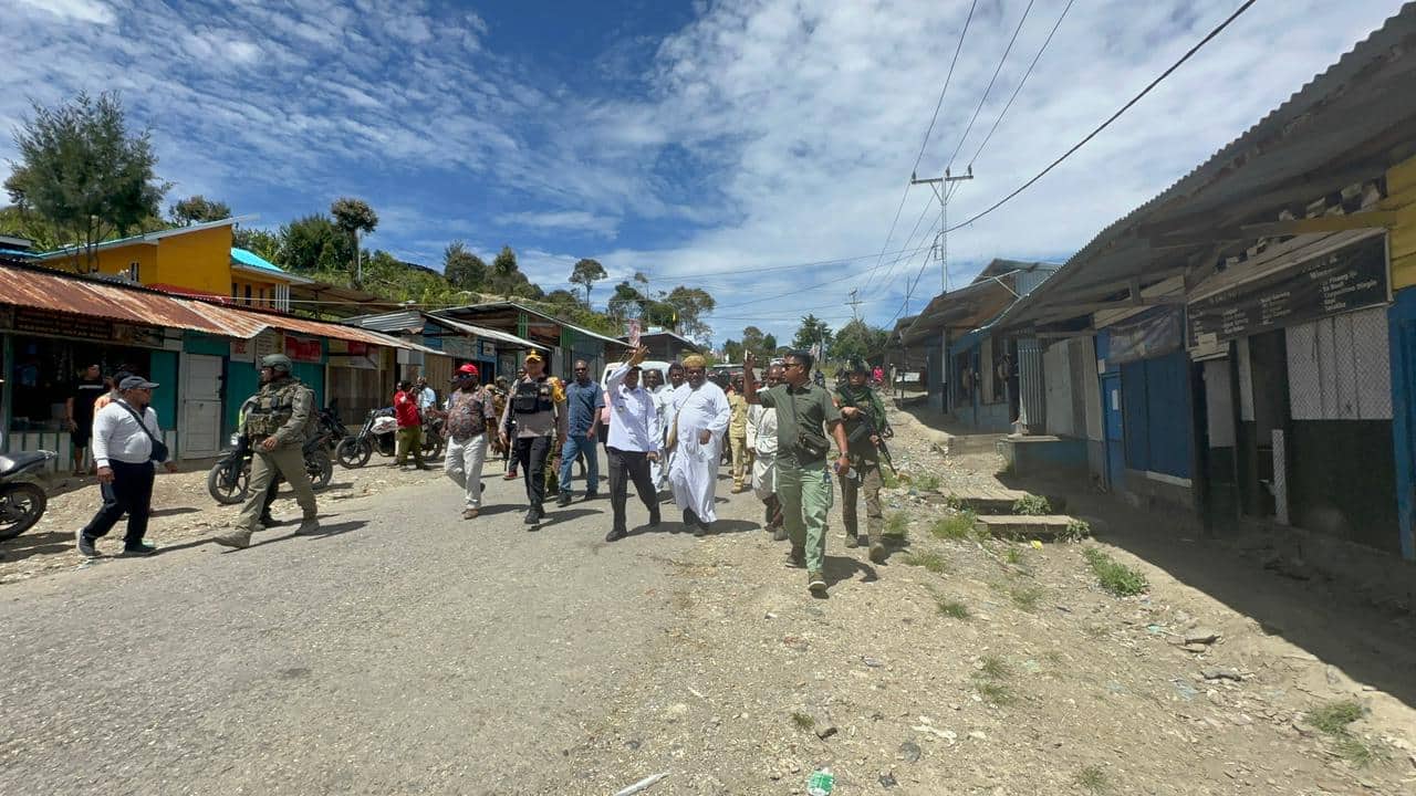 Ilustrasi berita Papua: Bandara Bilorai Kembali Dibuka Pasca Kontak Tembak KKB Dengan Aparat TNI - Polri, Kapolres Jalan Kaki