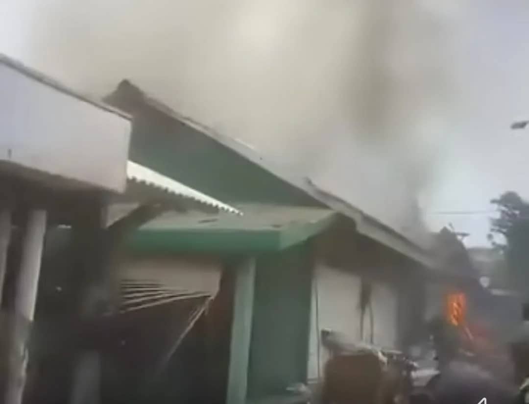 Ilustrasi berita Papua: Kompor Meledak Saat Masak Cap Tikus, 6 Rumah Kontrakan di Sorong Terbakar