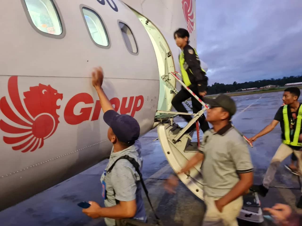 Ilustrasi berita Papua: Pilot dan Dua Pramugari Tiba di Timika, Danlanud Yohanis Kapiyau Cek Kondisi Pesawat Wings Air yang Ditembak KKB di Yahukimo