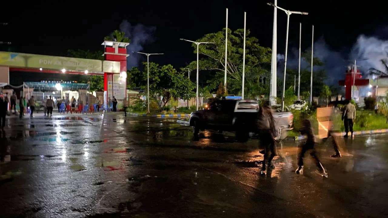 Ilustrasi berita Mimika: Breakingnews : Ricuh Di Gedung Eme Neme Yauware Timika, Polisi Tembakkan Gas Air Mata