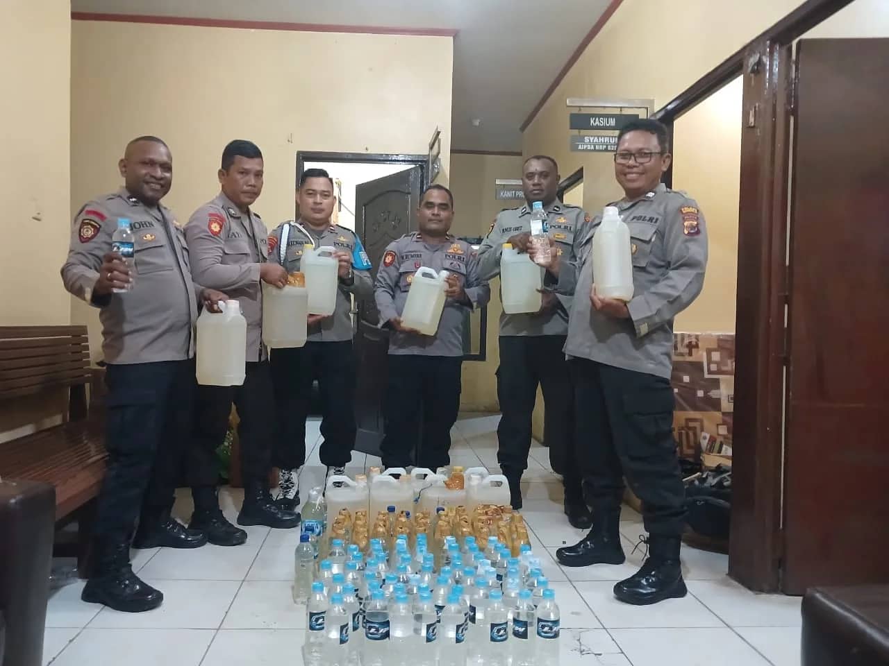 Ilustrasi berita Mimika: Ratusan Liter Minuman Keras yang Diangkut KM. Sirimau Diamankan Petugas Gabungan di Pomako