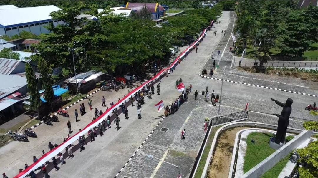 Ilustrasi berita JAYAPURA: Wujudkan Papua Damai, Yonif 122/TS Bentangkan Bendera Merah Putih Sepanjang 1.000 M di Mosso