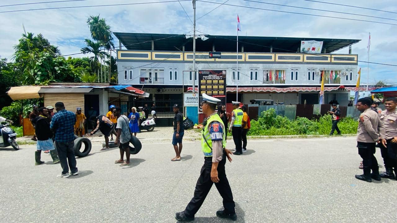 Ilustrasi berita Mimika: Tindaklanjut Laporan Dugaan Kecurangan Tidak Jelas, Massa Pendukung Aleks Tsenawatme Duduki Kantor Bawaslu Mimika