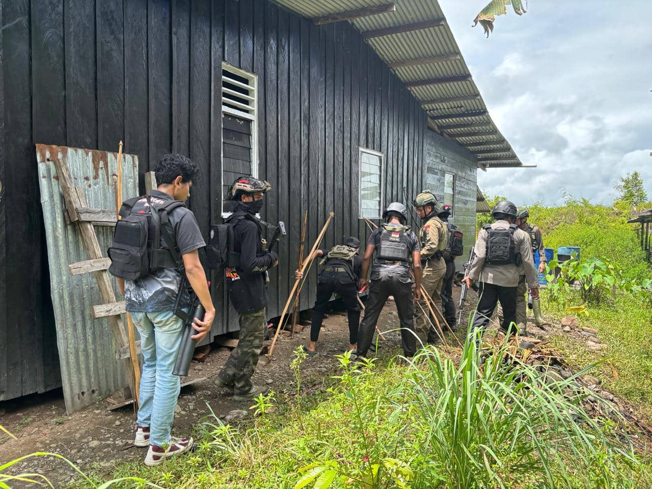 Ilustrasi berita Papua: Polisi Bersama TNI Sita Alat-alat Perang Milik Masyarakat yang Terlibat Konflik Sosial di Kenyam Nduga