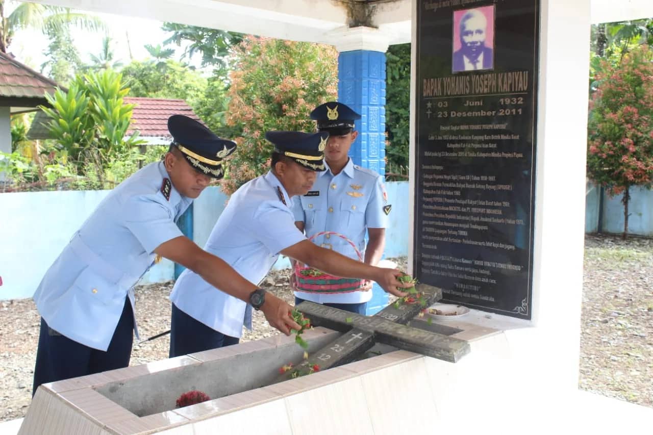 Ilustrasi berita Mimika: Jelang HUT TNI AU ke-78, Jajaran Lanud Timika Ziarah ke Makam Yohanis Yoseph Kapiyau