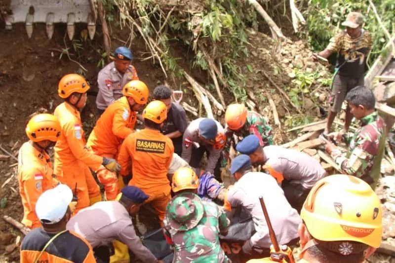 Ilustrasi berita Papua: Tim SAR Evakuasi Lima Korban Tertimbun Longsor di Pegunungan Arfak