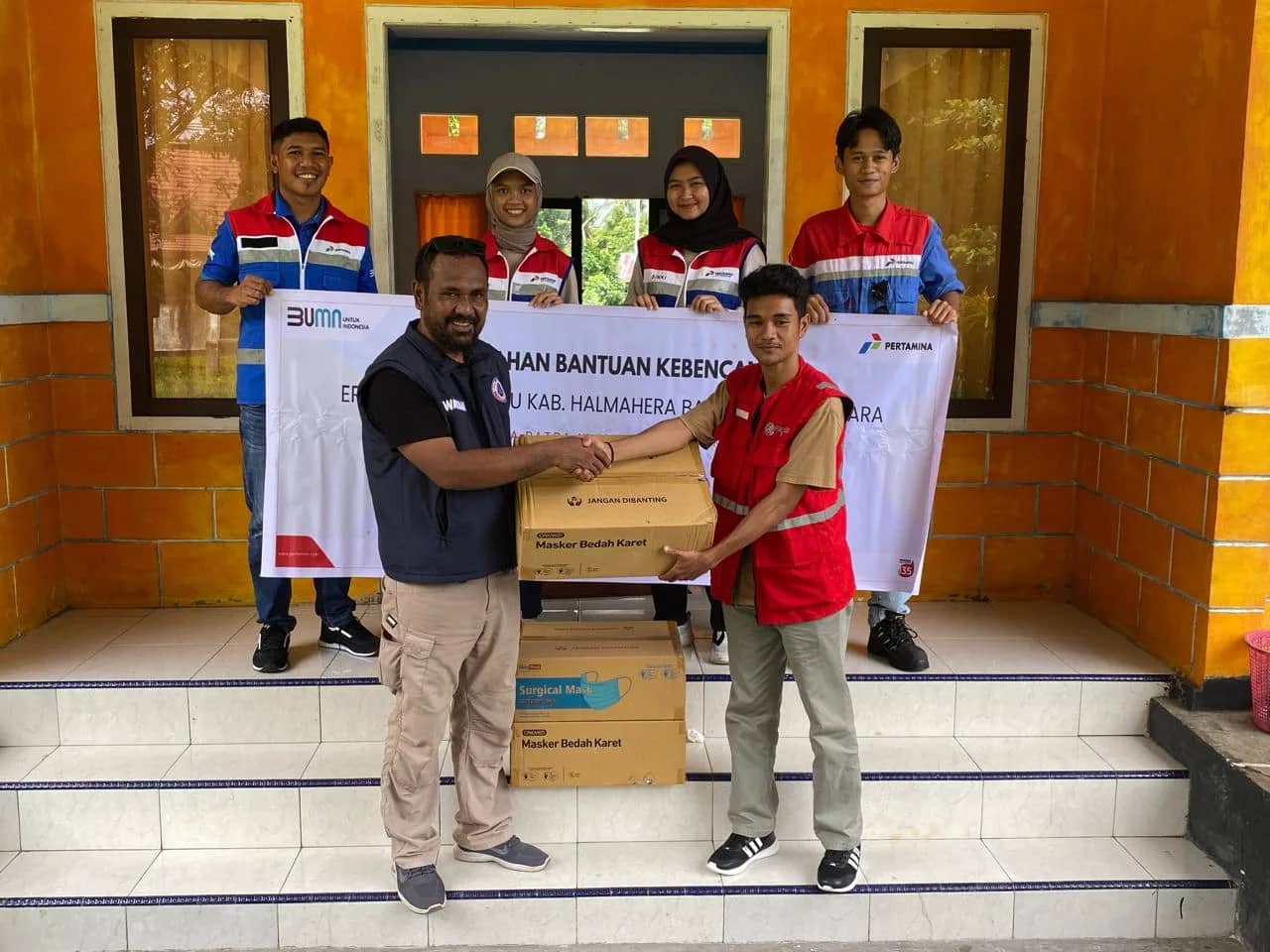 Ilustrasi berita Papua: Pertamina Patra Niaga Regional Papua Maluku Bagikan 3000 Masker ke Masyarakat Terdampak Abu Vulkanik di Halmahera Barat