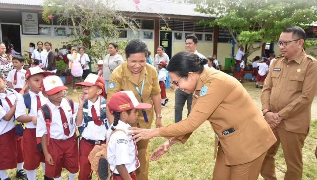 Ilustrasi berita Papua: Tinjau Hari Pertama Sekolah, Penjabat Bupati Biak Numfor Ingatkan Guru Beri Motivasi Siswa Baru