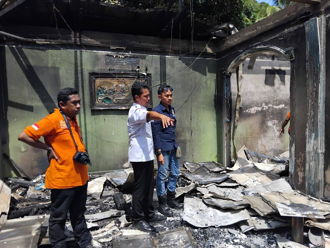 Ilustrasi berita JAYAPURA: Polisi Olah TKP Kebakaran Dua Unit Rumah di Kampung Yoka Kota Jayapura yang Diduga Dibakar Massa