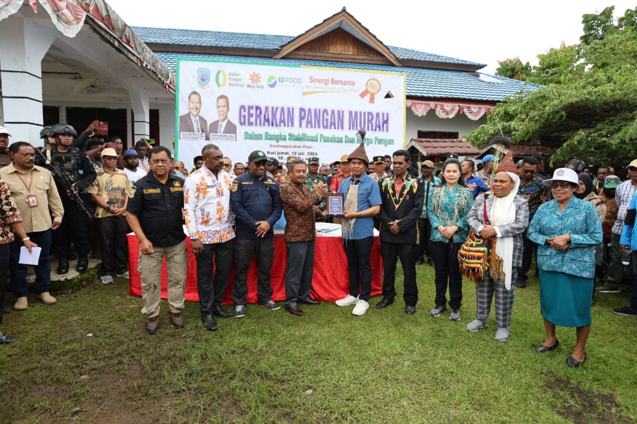 Ilustrasi berita Papua: Sediakan Internet Gratis untuk Warga Mamberamo Raya, Gubernur Rumasukun Serahkan Bantuan Empat VSAT