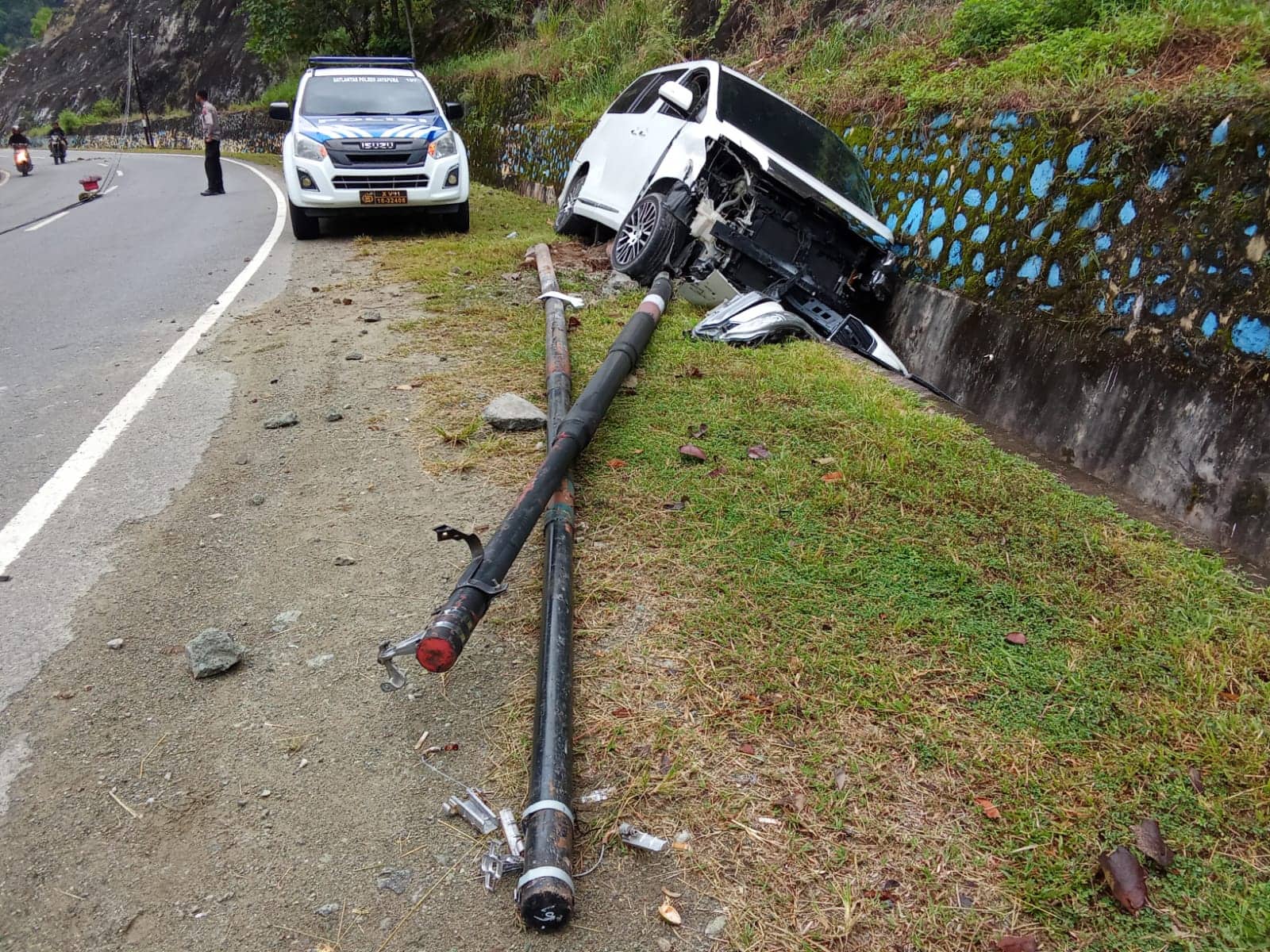 Ilustrasi berita JAYAPURA: Sopir Tertidur Mobil Alphard Tabrak Tiang Jaringan Kabel PT. Lintas Arta di Sentani