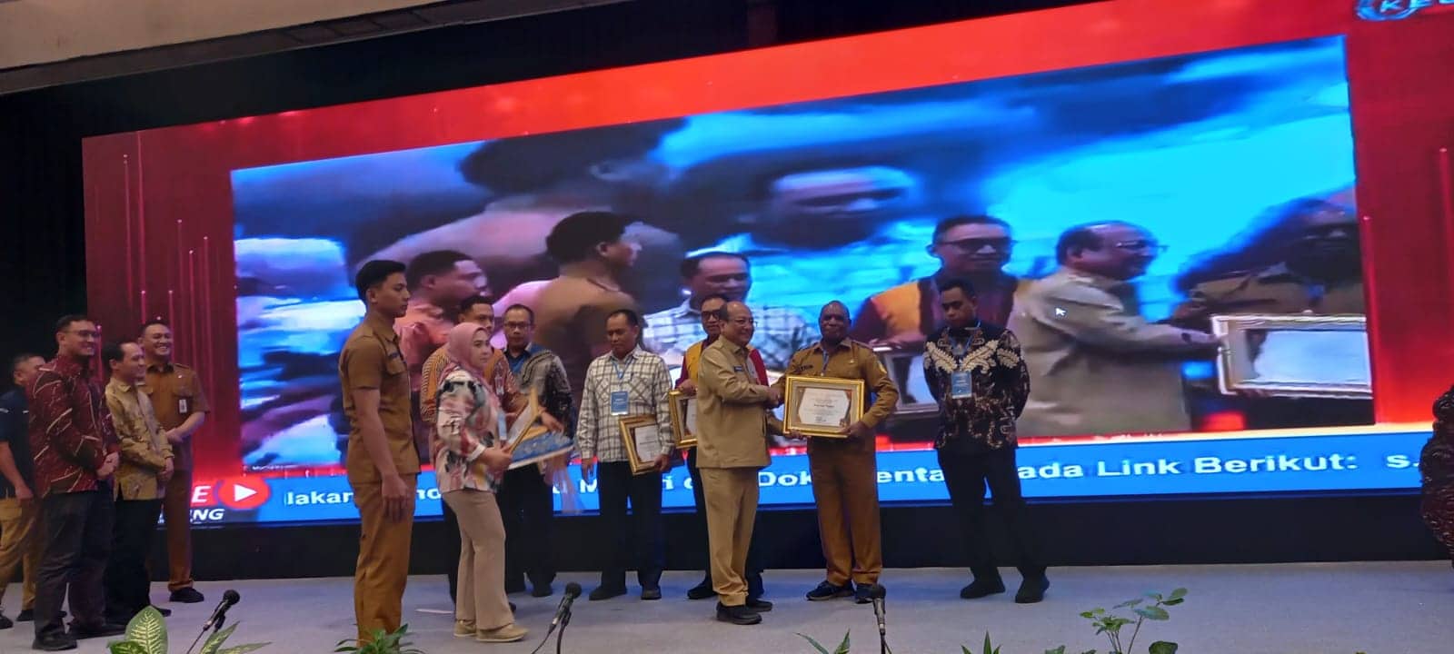 Ilustrasi berita Papua: Realisasikan Dukungan Dana 100 Persen di Pilkada 2024, Pemprov Papua Raih Penghargaan dari Kemendagri