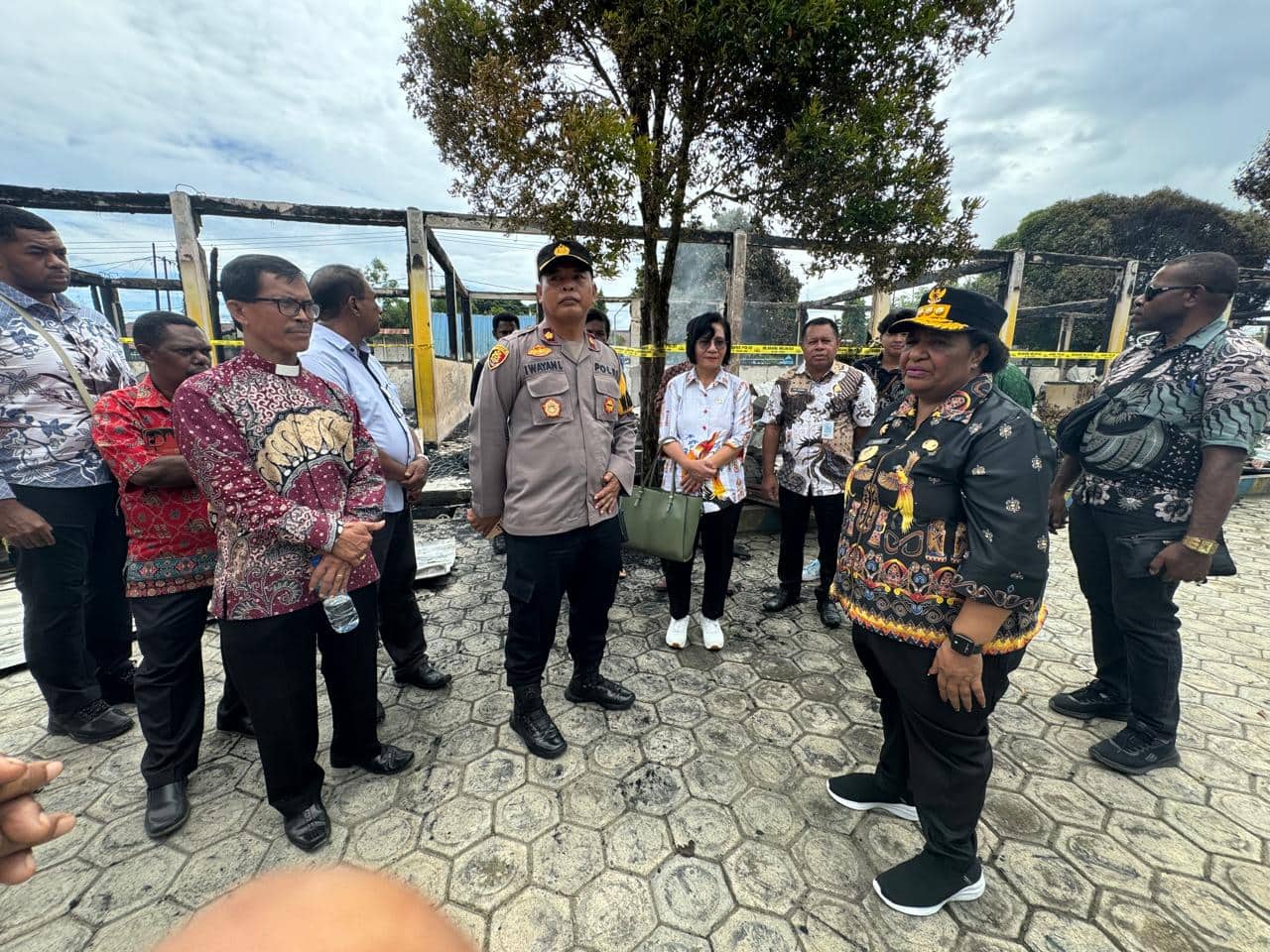 Ilustrasi berita Papua: Kunjungi Lokasi Kebakaran, Pj Gubenur Papua Tengah Janji Bangun Gedung SD YPK Sion Nabire yang Terbakar