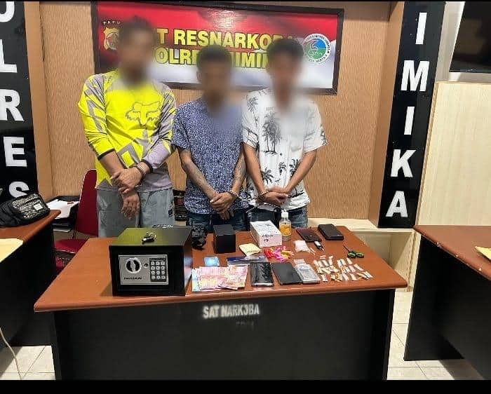 Ilustrasi berita Mimika: Tiga Pengedar Narkoba Ditangkap Saat Pesta Shabu-shabu di Timika, Polisi Sita Puluhan Paket Barang Bukti