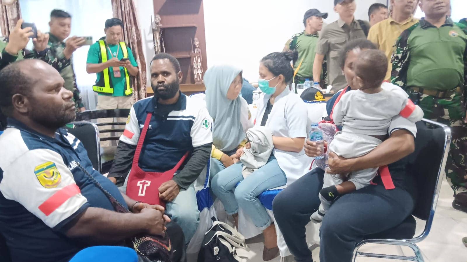 Ilustrasi berita Papua: Tiba di Polres Mimika, Enam Tenaga Kesehatan Korban Penyerangan KKB di Distrik Alama Dimintai Keterangan