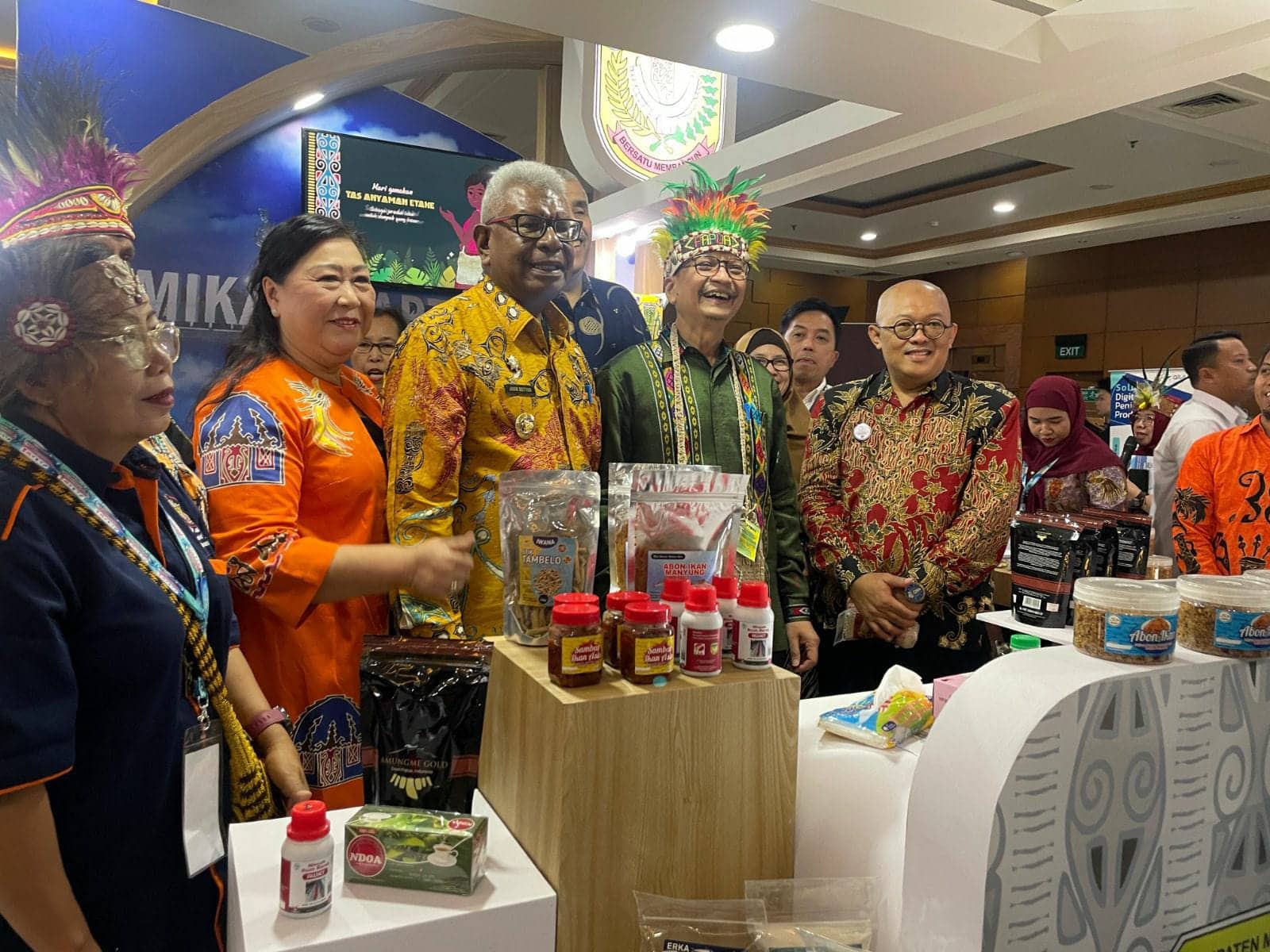 Ilustrasi berita Mimika: Bupati John Rettob Kenalkan UMKM Mimika di Simposium Nasional 2024, Berhasil Ciptakan Aplikasi E-commerce Sendiri