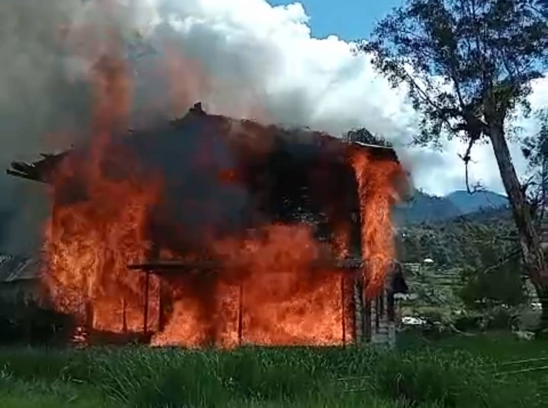 Ilustrasi berita Papua: Bangunan Perpustakaan Sekolah Alkitab di Kabupaten Pucak Terbakar, Polisi Selidiki Penyebabnya