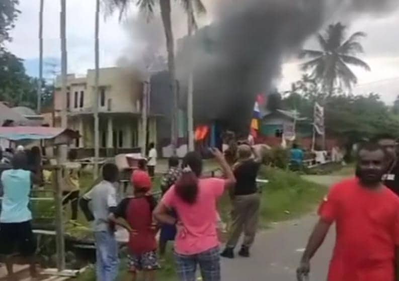 Ilustrasi berita Papua: Tumbal Pengumuman Hasil PPPK, Kantor BKPSDM Kabupaten Manokwari Selatan Dibakar Massa