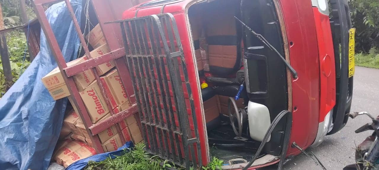 Ilustrasi berita Mimika: Pengendara Motor "Ditindis" Tumpukan Karton Bimoli dari Mobil Truk yang Terbalik di Kampung Cenderawasih Pomako