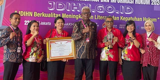 Ilustrasi berita Mimika: Kabupaten Mimika Terbaik Keenam Nasional Pengelola JDIH, Bupati Johannes Rettob Terima Penghargaan