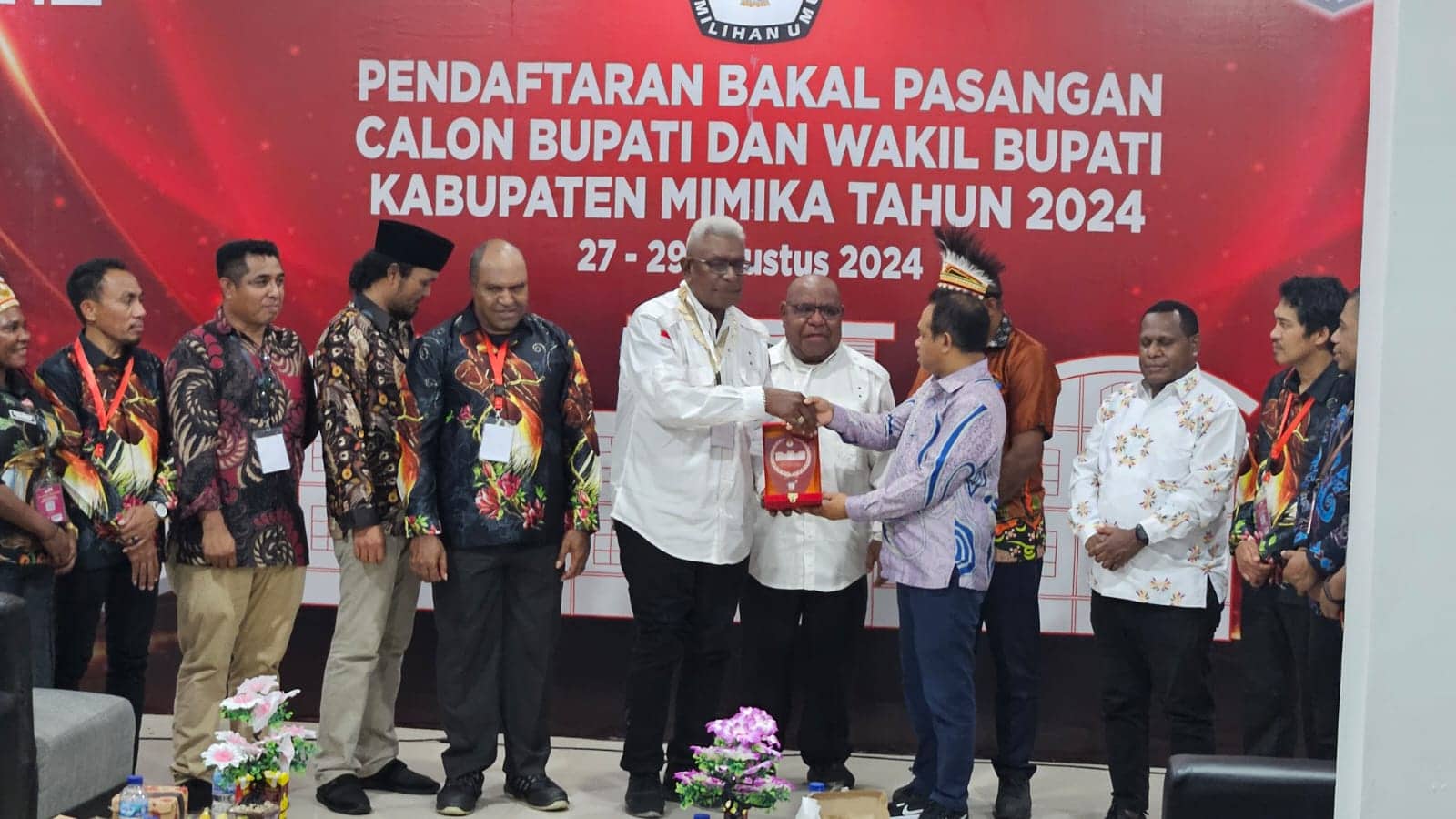 Ilustrasi berita Mimika: Diantar Ribuan Masyarakat, Berkas Pendaftaran Paslon JOEL ke KPU Kabupaten Mimika Dinyatakan Lengkap
