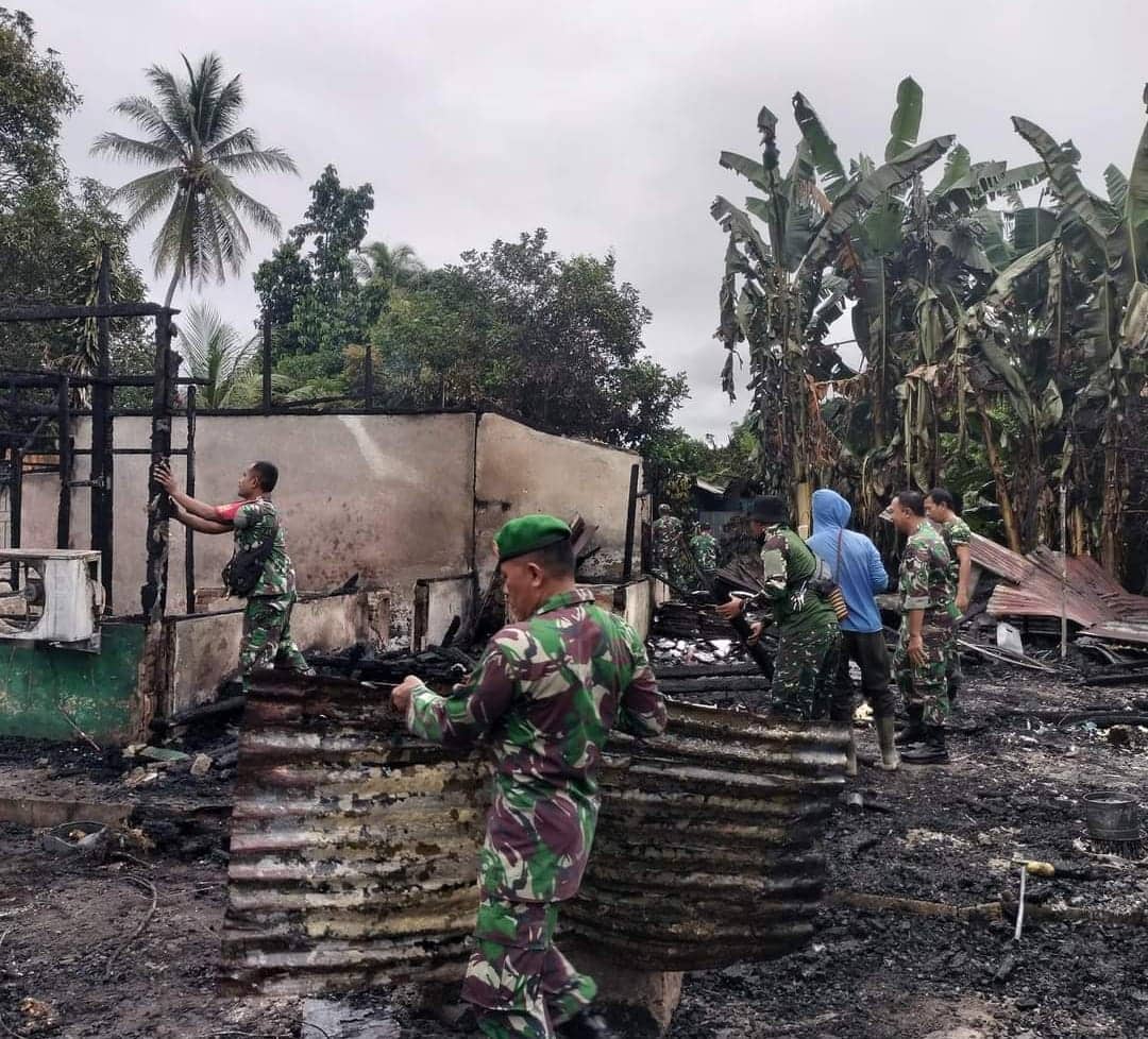 Ilustrasi berita Papua: Dua Rumah di Asrama Kodim 1705 Nabarua Terbakar, Dandim Pimpin Langsung Pembersihan Puing-puing Kebakaran