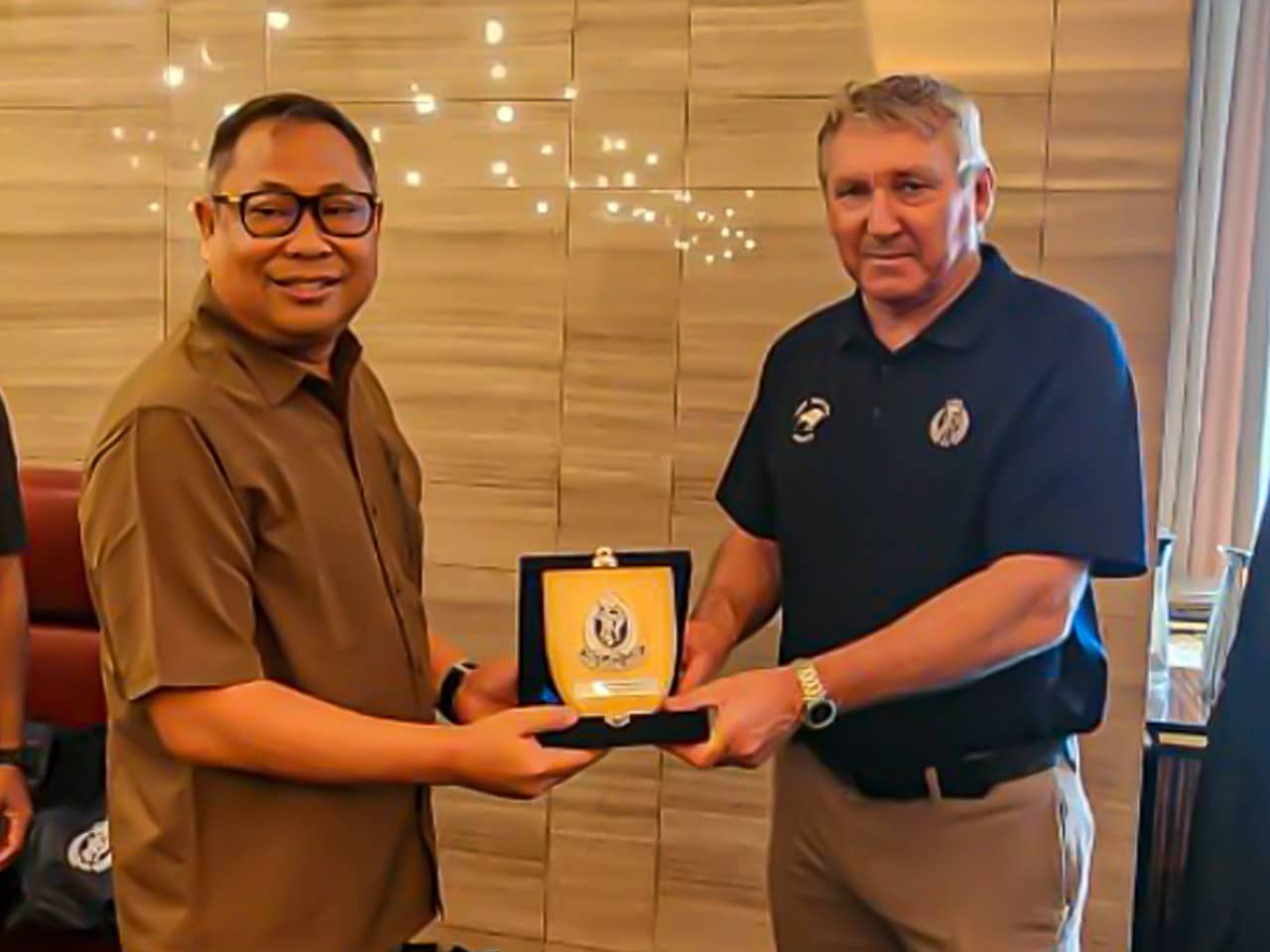 Ilustrasi berita Papua: Berhasil Bebaskan Pilot Susi Air, Ka Ops Damai Cartenz Terima Apresiasi dari Polisi New Zealand