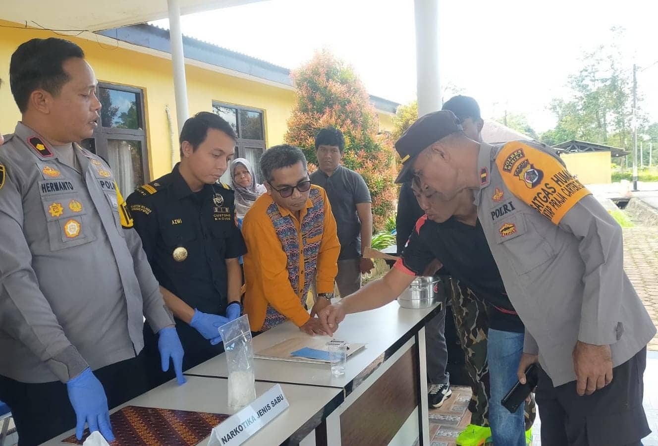 Ilustrasi berita Mimika: Polres Mimika Musnahkan 269,17 Gram Sabu Senilai Rp 500 Juta, Satu Tersangka Masuk DPO
