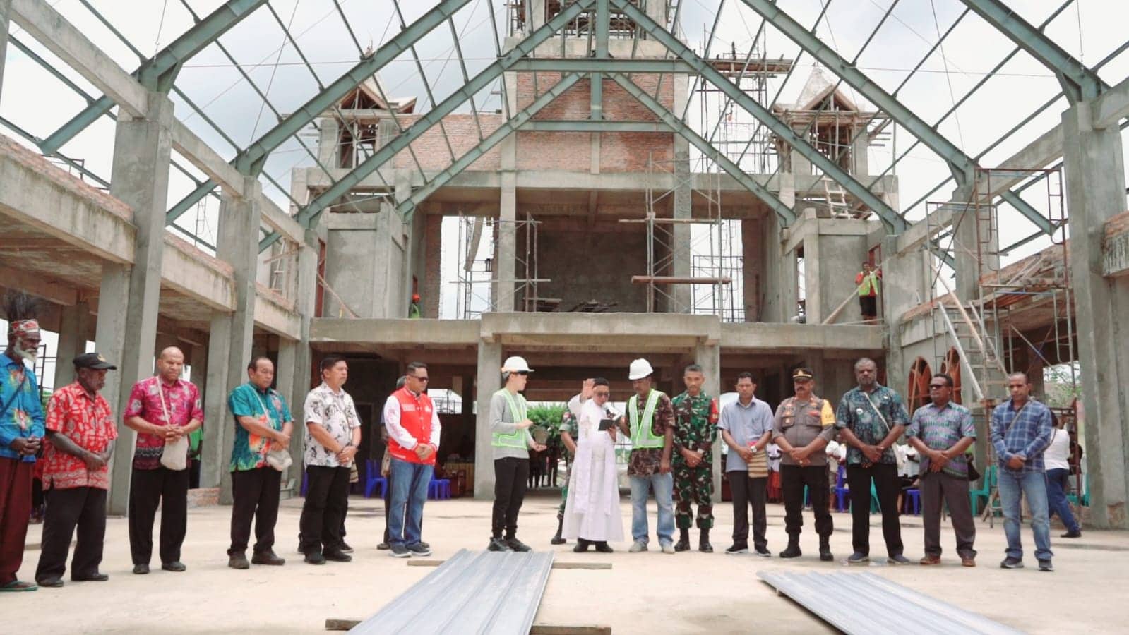 Ilustrasi berita Papua: Pembangunan Gereja Paroki St. Kristoforus Mur Capai 70 Persen, Masyarakat : Terimakasih Bapak Michael Gomar