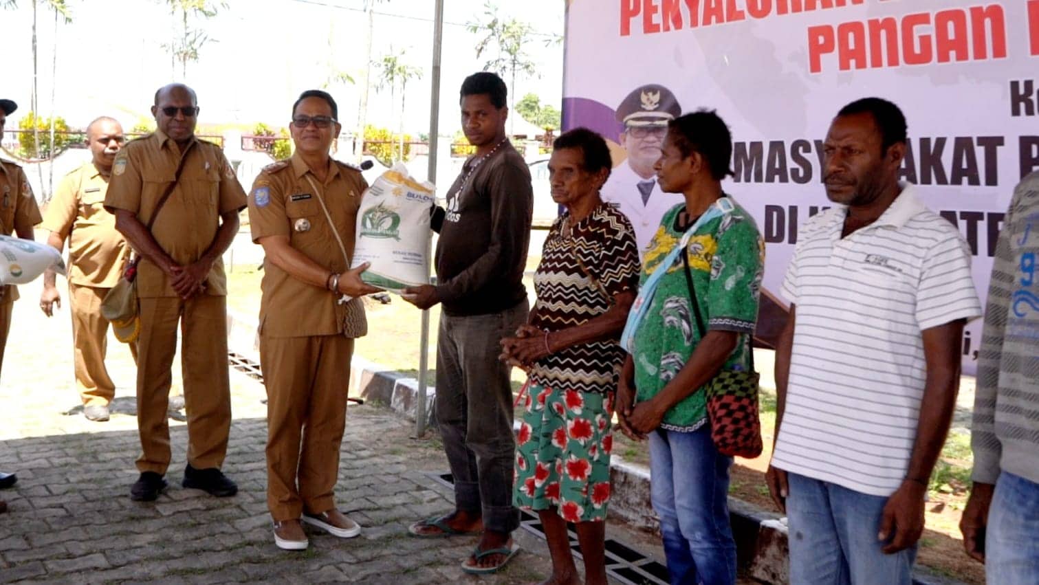 Ilustrasi berita Papua: Pj. Bupati Mappi Salurkan Beras Cadangan Pangan Pemerintah Tahap II untuk 17.464 Jiwa
