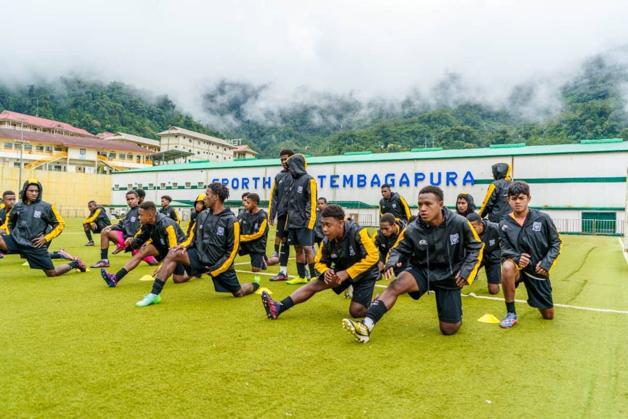Ilustrasi berita Mimika: Gembleng Ketahanan Fisik, Siswa Papua Football Academy Latihan di Ketinggian 2000 Meter