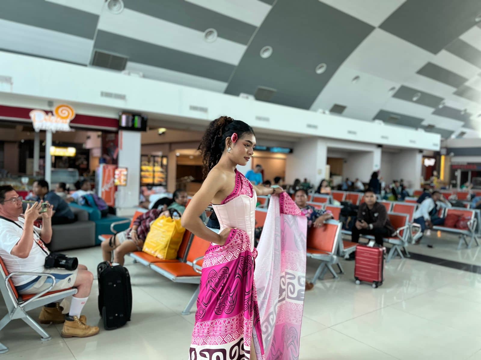 Ilustrasi berita JAYAPURA: Sambut Hari Batik, Bandara Sentani Gelar Fashion Show dan Melukis Batik di Bandara