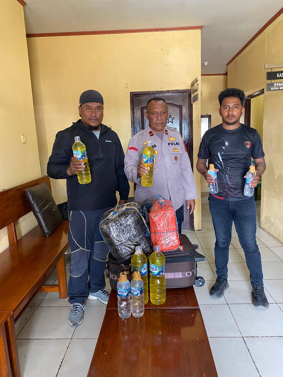 Ilustrasi berita BERITA UTAMA: Ditinggalkan Pemilik, 50 Liter Sopi Diamankan Polisi saat Razia Penumpang KM Leuser