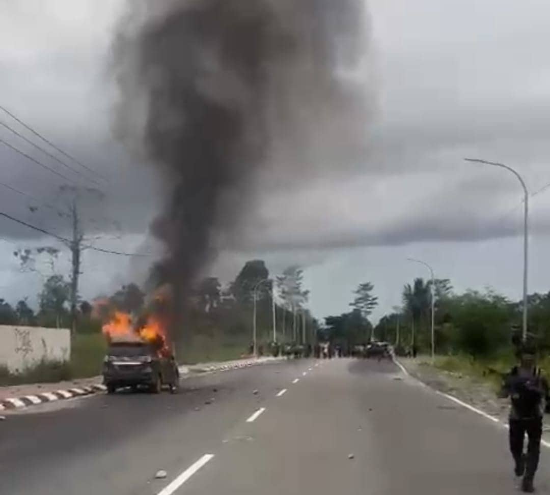 Ilustrasi berita BERITA UTAMA: Bentrok Lanjutan di Jalan Baru Timika, Satu Unit Mobil Minibus Dibakar Massa