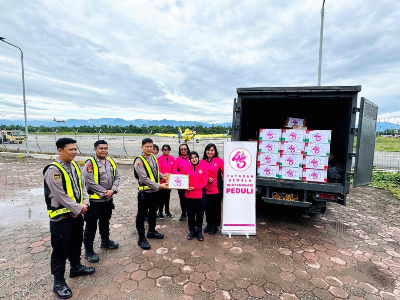 Ilustrasi berita Mimika: Polres dan Bhayangkari Mimika Salurkan Bantuan Untuk Korban Kerusuhan di Kabupaten Puncak Jaya