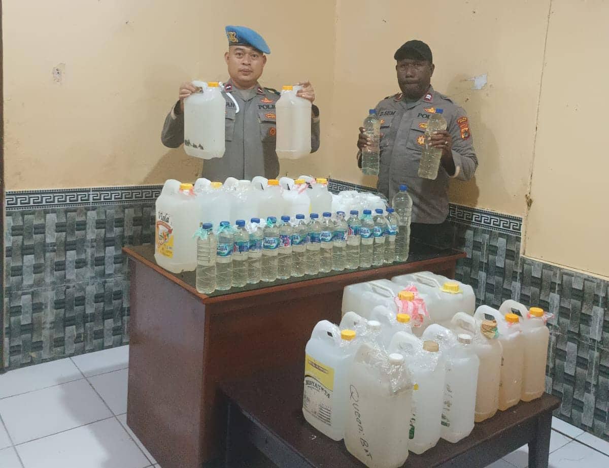 Ilustrasi berita Mimika: Personil Gabungan Kembali Amankan Ratusan Liter Miras Lokal dari Penumpang Kapal di Pelabuhan Pomako