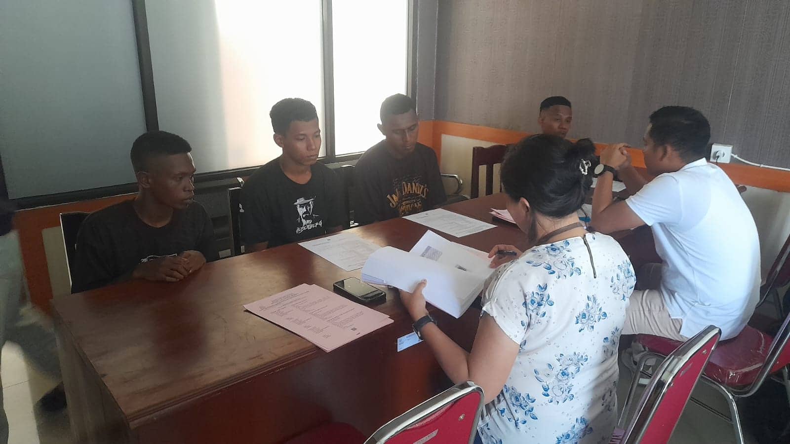 Ilustrasi berita Mimika: Berkas P21, Polsek Miru Serahkan 3 Tersangka dan Barang Bukti Kasus Pembunuhan di Jalan Sosial Timika