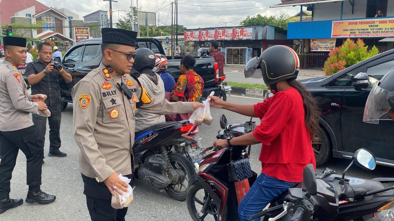 Ilustrasi berita Mimika: Polres Mimika Bagikan 250 Paket Takjil Kepada Pengguna Jalan