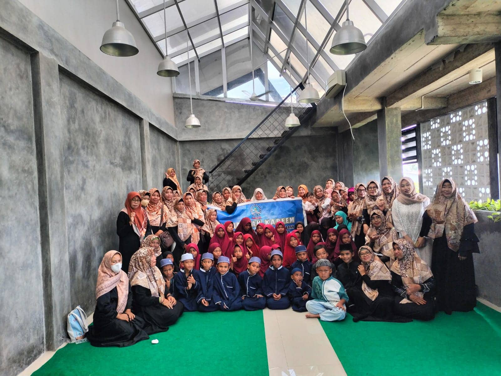 Ilustrasi berita Mimika: Majelis Taklim Goshiatun Nissa Timika Berbagi Kebahagiaan Bersama 45 Anak Penghuni Panti Asuhan dan Ponpes