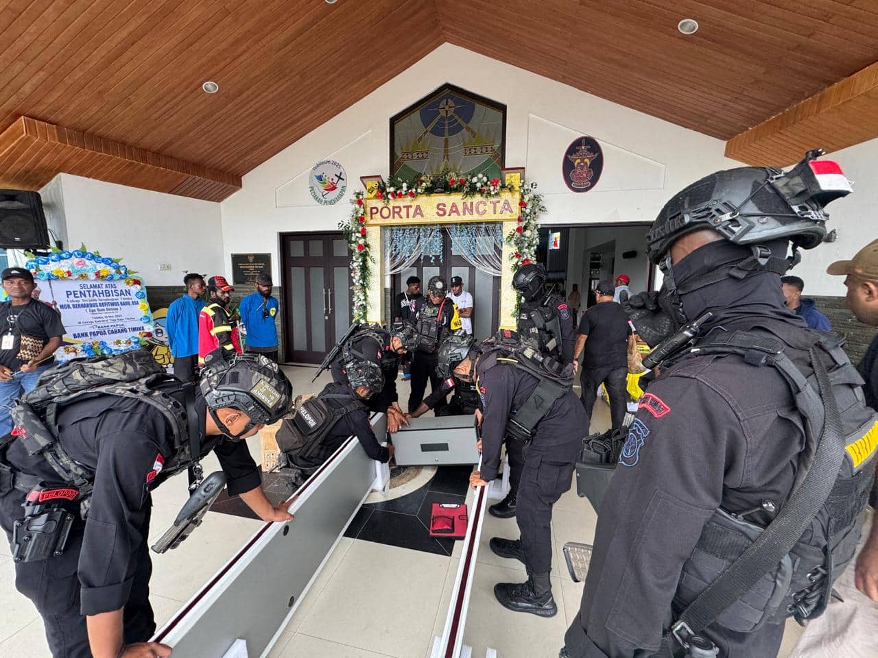 Ilustrasi berita Mimika: Pentahbisan Uskup Timika Gereja Katedral Tiga Raja Disterilkan, Polisi Turunkan Tim Jibom