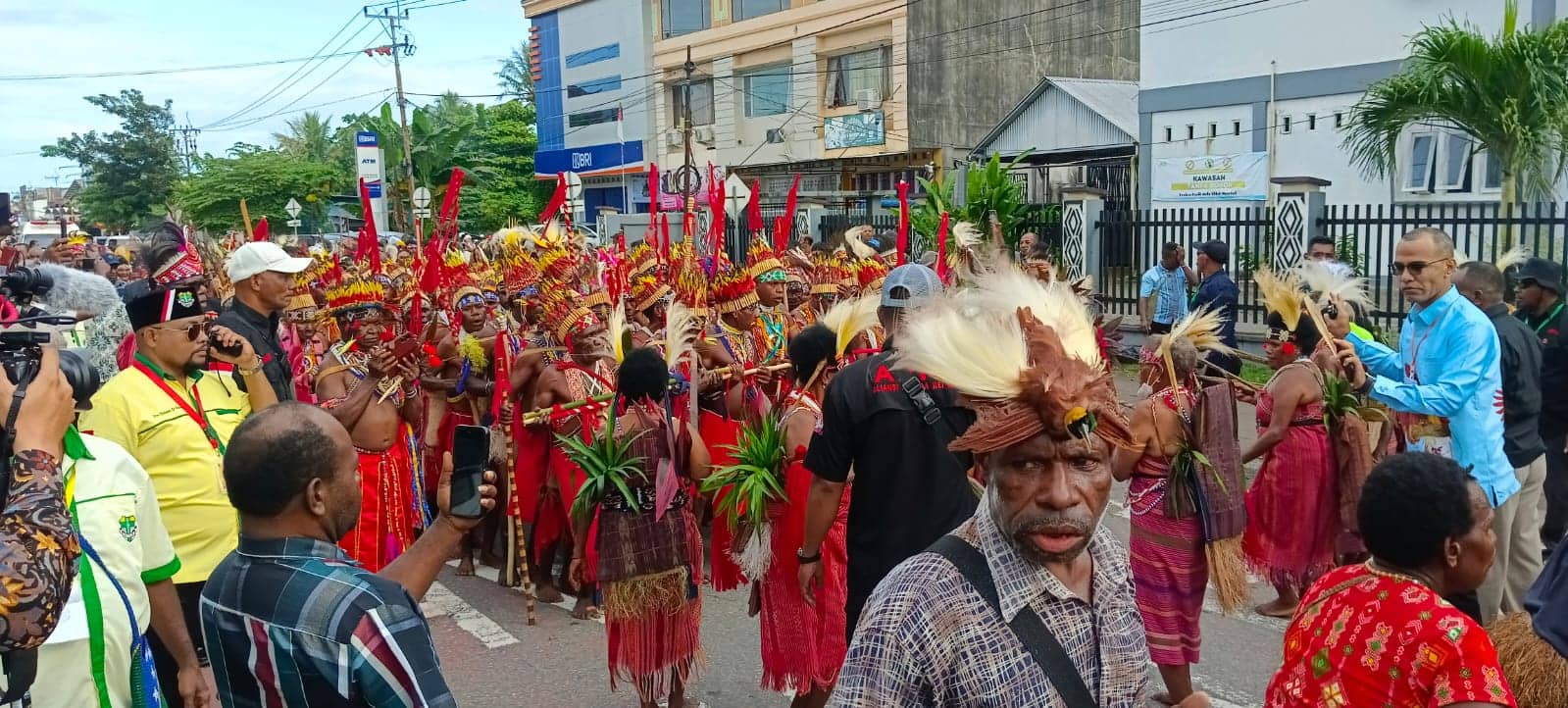 Ilustrasi berita Mimika: Pagi Ini, Pawai Adat Jelang Pentahbisan Uskup Baru Timika, Kolaborasi Budaya dan Iman
