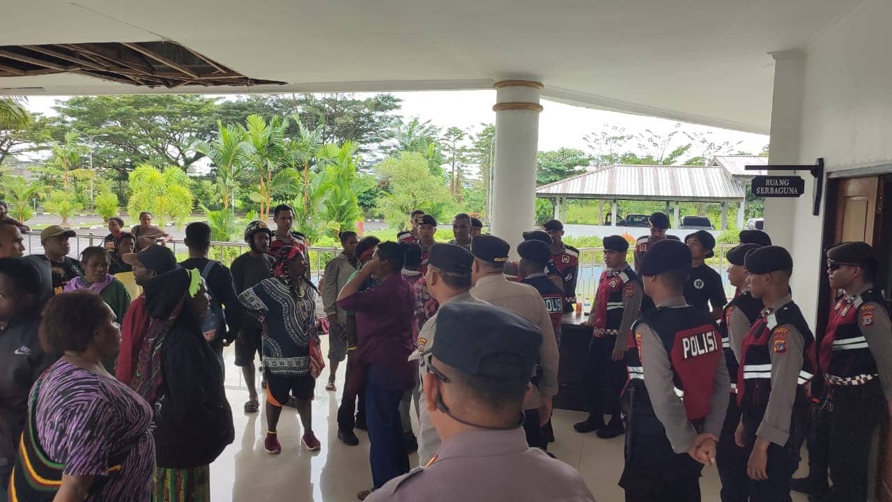 Ilustrasi berita Mimika: Mama-mama Papua dan Mahasiswa Lakukan Aksi Selamatkan Pangan Lokal di Kantor DPRK Mimika, Ini Tuntutan Mereka