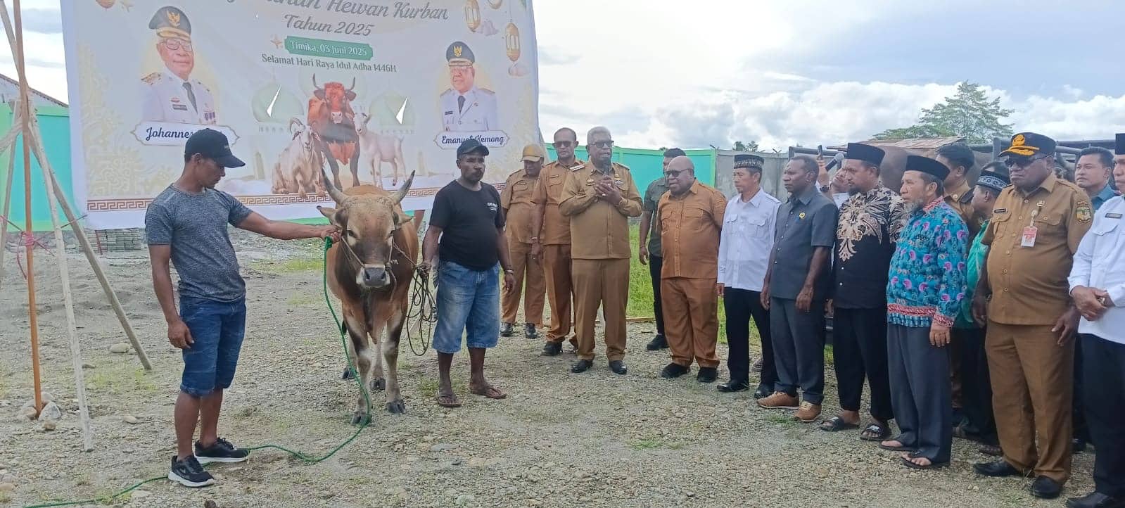 Ilustrasi berita Mimika: Bupati Mimika Bagikan 45 Ekor Sapi Kurban, Rekor Terbanyak Sambut Idul Adha 1446 H