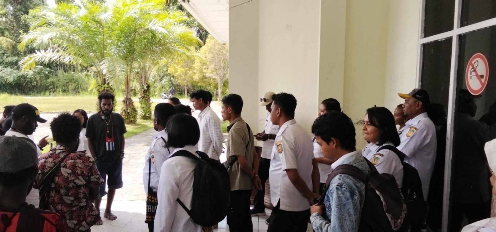 Ilustrasi berita Mimika: Aliansi Pemuda Amungsa Palang Kantor BKD Mimika, Tuntut Kepastian Kuota CPNS 2024