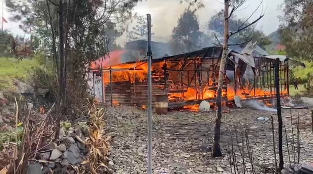 Ilustrasi berita Papua: Satgas Ops Damai Cartenz Kejar Pelaku Pembakaran Rumah Bupati dan Kantor Distrik di Puncak