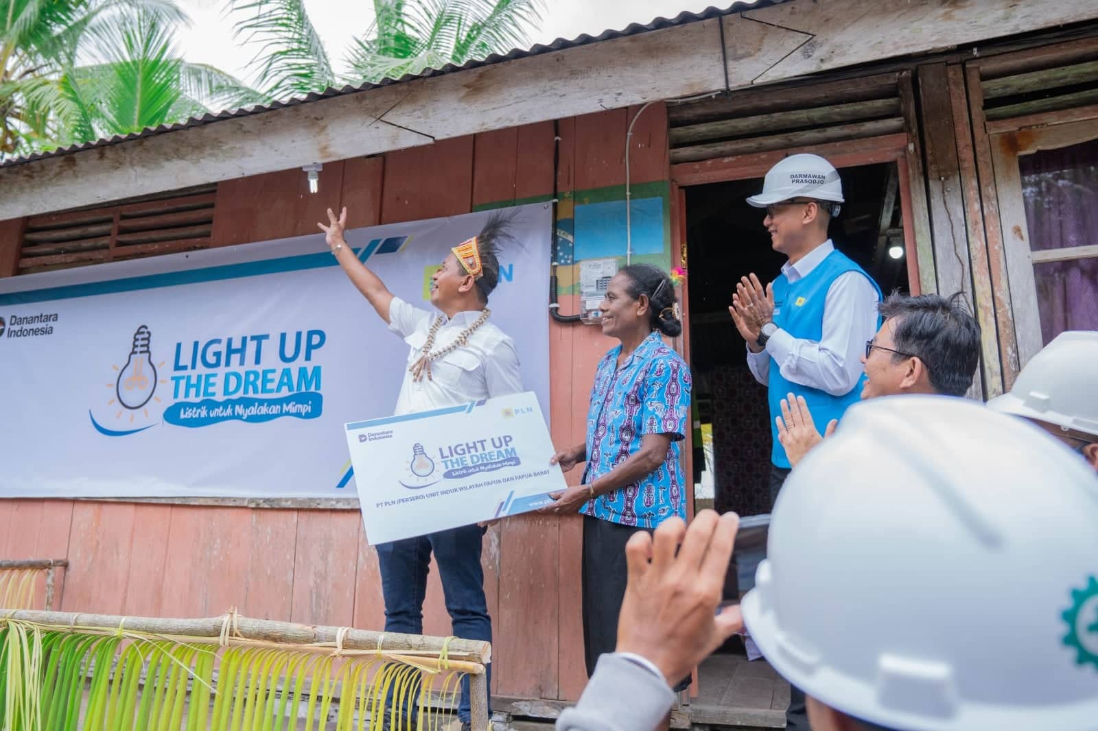 Ilustrasi berita BERITA UTAMA: Cahaya Harapan dari Timur, PLN Sambungkan Listrik Gratis untuk Keluarga Prasejahtera di Pulau Owi dan Supiori