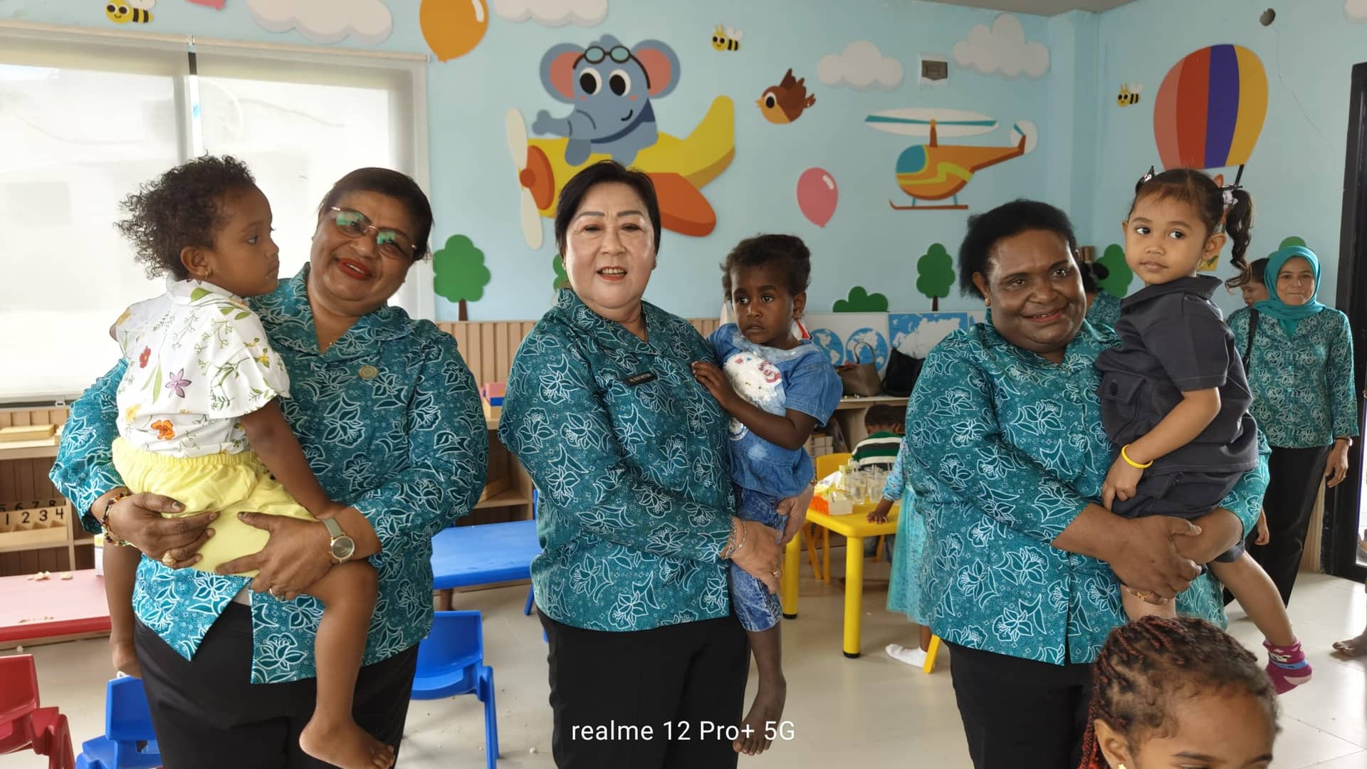 Ilustrasi berita Mimika: Ketua TP-PKK Mimika Sambangi PAUD Kasih Amuro, Bagikan Bingkisan dan Pantau Proses Belajar Montessori