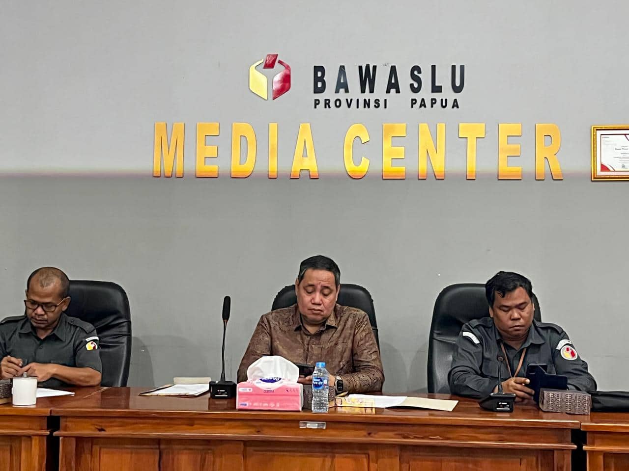 Ilustrasi berita BERITA UTAMA: Bawaslu Papua Temukan 8.370 Surat Suara Lebih dan Rusak untuk PSU Pilgub, Segera Dimusnahkan