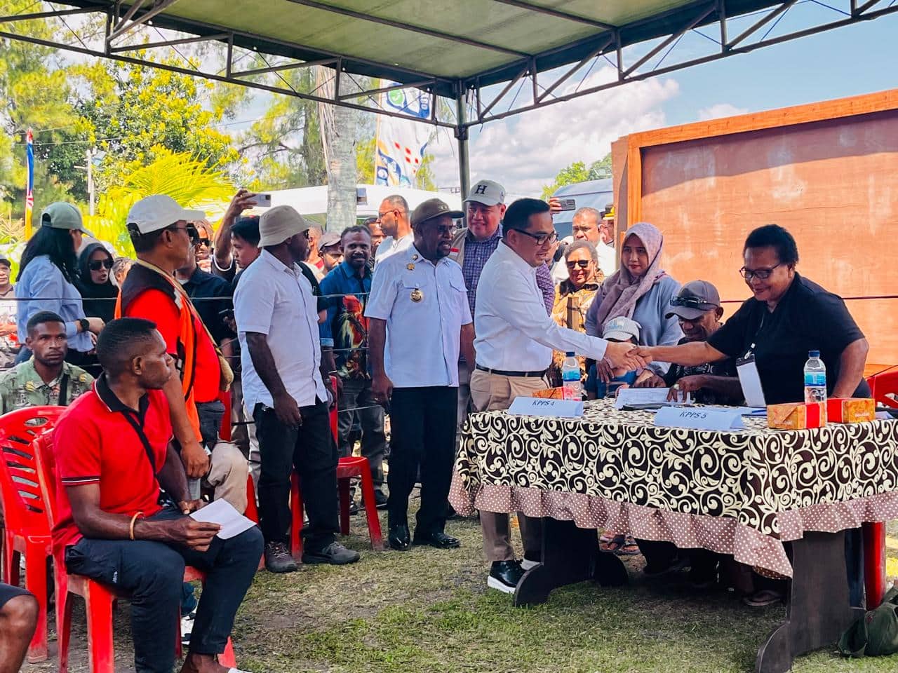 Ilustrasi berita JAYAPURA: PSU Papua Berjalan Lancar, Damai dan Aman, Mari-Yo Klaim Unggul di Exit Pool, BTM-CK Menang di TPS Strategis
