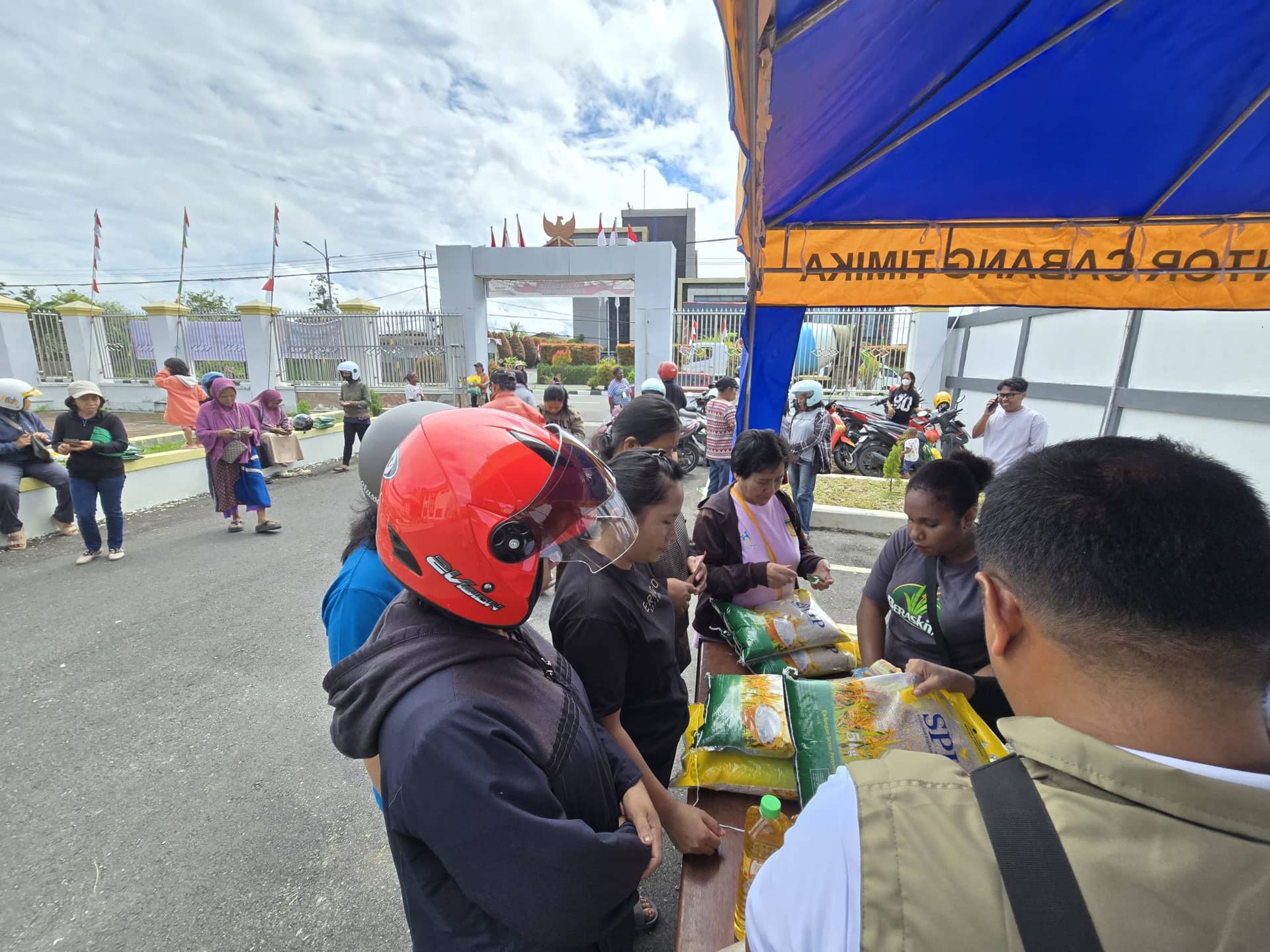Ilustrasi berita Mimika: Bulog Gelar Pasar Murah di Distrik Mimika Baru, Ribuan Paket Sembako Disiapkan
